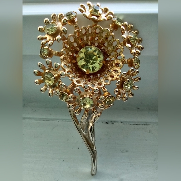 Vintage Peridot Green Flower Brooch - Picture 10 of 10